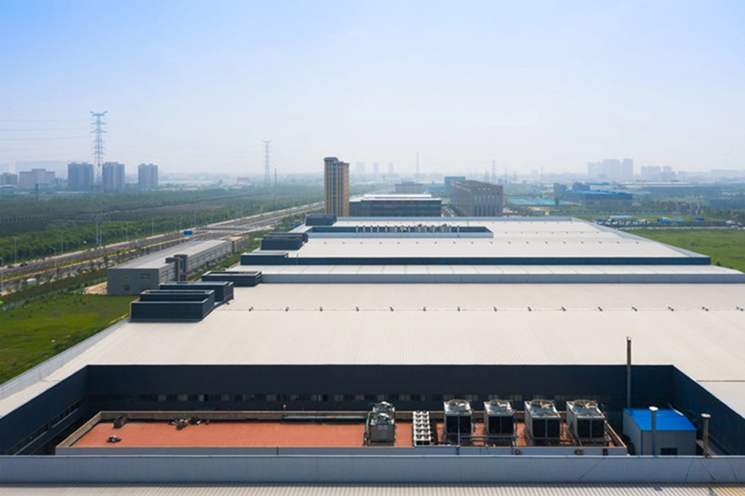 ¿Cuál es la función de la hoja de metal perfilada en la construcción?