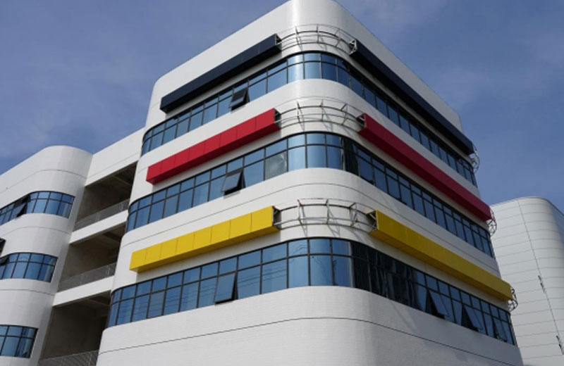 Caso de fachada industrial | Solución exterior de una empresa líder en el cuidado de la salud