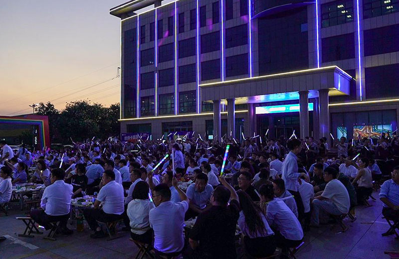Jóvenes en plena floración, audaz en Acción | ¡La fiesta de barbacoa de verano HEADSTREAM se enciende con pasión!