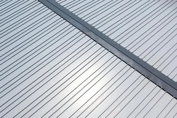 ¿Son los paneles de techo PUF Sandwich adecuados para instalaciones de paneles solares?